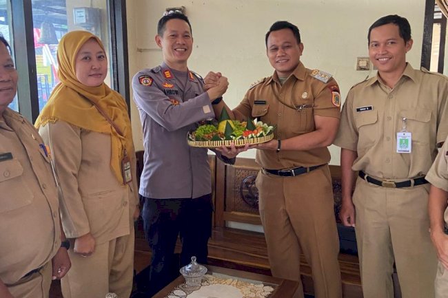 Camat Jatinom Memberikan Suprice Ke Polsek Jatinom