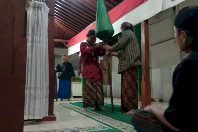 Prosesi Cabut Payung di Makam Ki Ageng Gribik Selesainya Sebar Apem