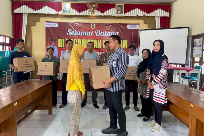 Melaporkan giat pagi Kamis 27 Maret 2025 Camat Jatinom bersama TKSK dan PKH Kecamatan Jatinom Menyerahkan Bantuan Sosial dari Dinsosp3appkb bagi karyawan yg terkena PHK PT.Sritex di wilayah Kecamatan Jatinom