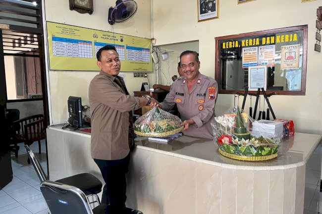 HUT Bayangkara ke 79 Camat Jatinom meberikan tumpeng Ke Polsek Jatinom Guna memperkuat Silaturohmi dan Kolabarasi Muspika