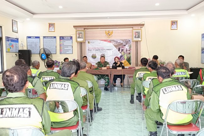 Kasi Trantib kecamatan Jatinom Febriyani Prasetyo Ambarwati, SE Memberikan Materi Peningkatan Kapasitas Satlinmas di Desa Temuireng