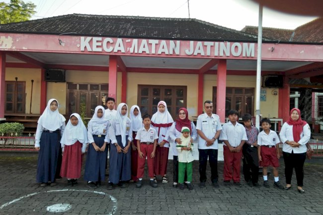 Kasi Trantib di dampingi TKSK Kecamatan Jatinom Mengatarkan anak yatim piatu di pendopo kab klaten Pemberian Bantuan