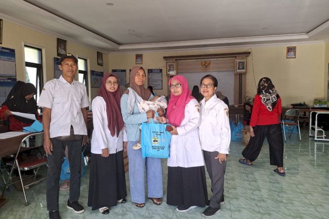 Lasono Sekalu Plt. Kasi PPM Kecamatan Jatinom Monev bantuan pangan untuk anak berisiko stunting di Desa Temuirenge