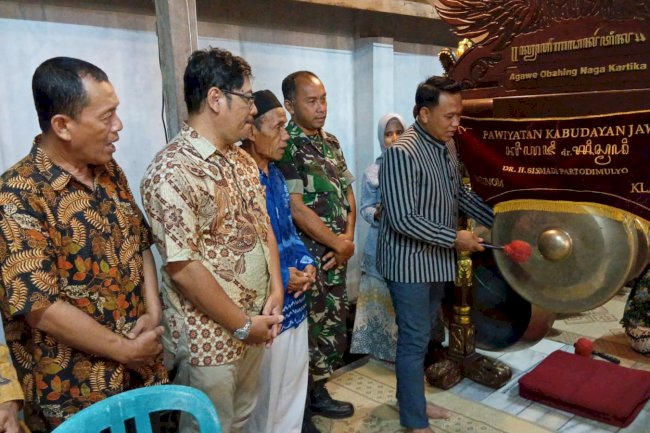 Hari Senin 4 Agustus 2025 Dengan Jadwal Pembukaan Pagelaran Seni Budaya Anak dan Pasar Seni Tahun 2025 di Galeri Ashomad Dr. H. Sismadi Partodimulyo Kelurahan Jatinom Kecamatan Jatinom (Rangkaian Acara Yaa Qowiyyu 2025)