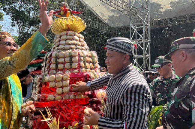 Pecah 8 Ton Apem di Sebar' Puncak Perayaan Yaa Qowiyyu 2025