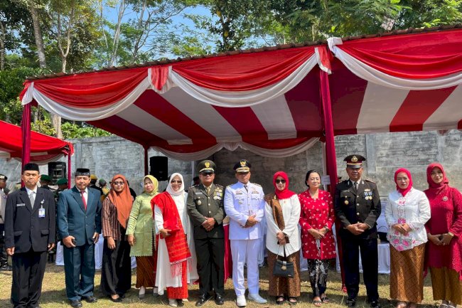 HUT RI Ke 80 Kecamatan Jatinom dengan Penuh Hikmat, dan Penerahan Bingkisan Kepada Para Veteran " Lapangan Desa Socokangsi"