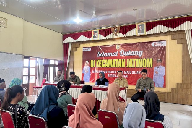 Senin, 29 September 2025 Penyerahan KKS untuk keluarga penerima manfaat Kecamatan Jatinom di Aula Kantor Kecamatan Jatinom