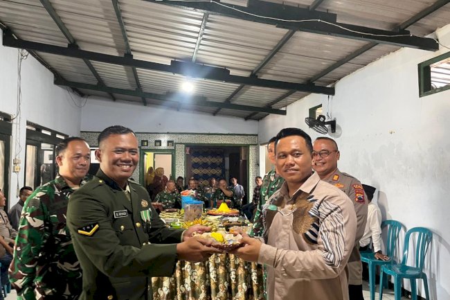 Minggu, 05 Oktober 2025 Memperingati  HUT TNI ke 80 Tahun Camat Jatinom Beserta Staf di dampingi Kapolsek Jatinom dan Kepala Desa/ Lurah Sekecamatan Jatinom Memberikan Ucapan Selamat Kepada Koramil 05 Kec. Jatinom di Aula Kantor Koramil 05 Kecamatan Jatinom