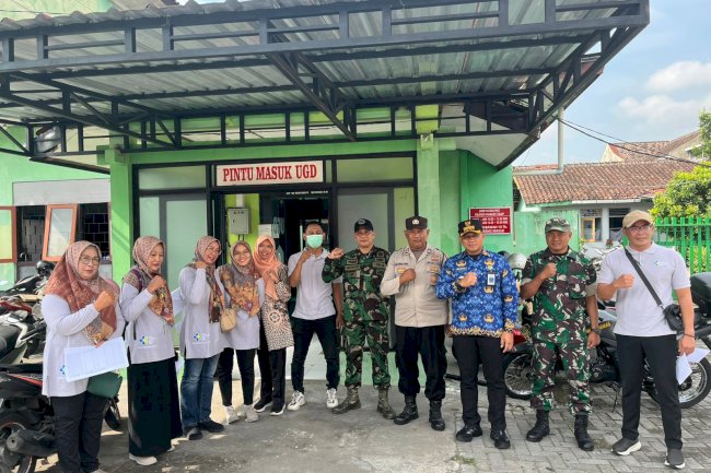 Dalam Rangka NATARU Camat Jatinom, Muspika dan Puskesmas Jationom melakukan Sweping di pasar Gabus Jatinom ' Jumat, 19 Desember 2025