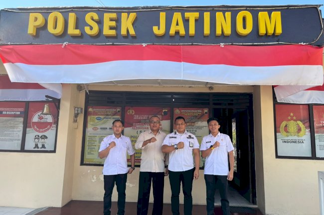 HUT bhayangkara ke 80' Rabu 1 Juli 2026 Camat Jatinom Bp. Agus Sunyata,S.SiT,MH bersama Staf kecamatan merayakan hut bayangkara di Polsek Jatinom, di sambut Bp. Damin Kapolsek Jatinom 