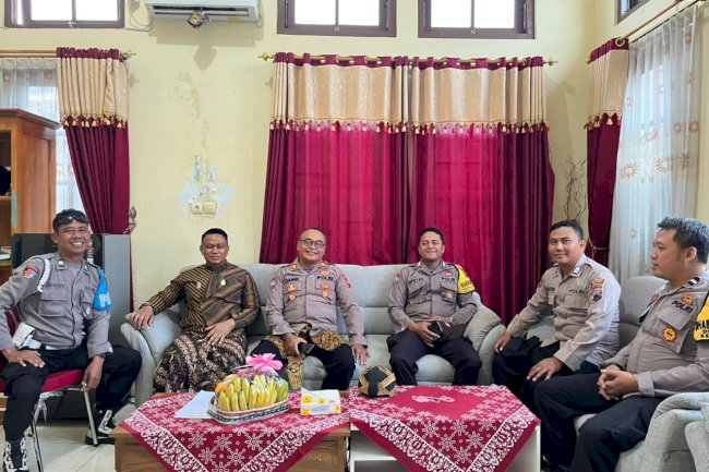 Harmonisasi Kapolsek Jatinom Bersama anggota  memberikan kejutan kepada Camat jatinom  dalam rangka Hari Jadi Kab. Klaten yang ke 222