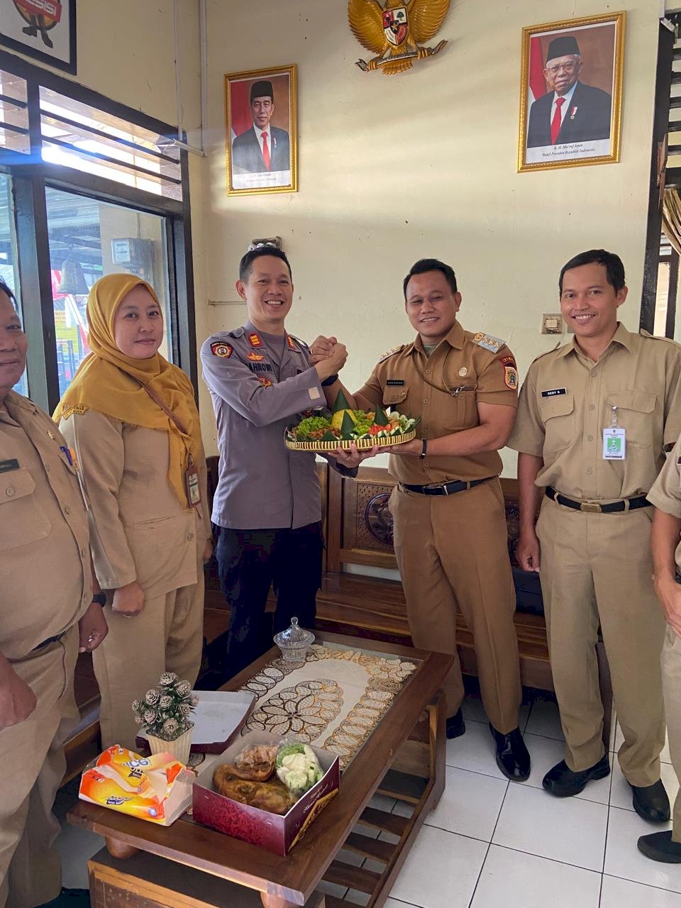 Camat Jatinom Memberikan Suprice Ke Polsek Jatinom