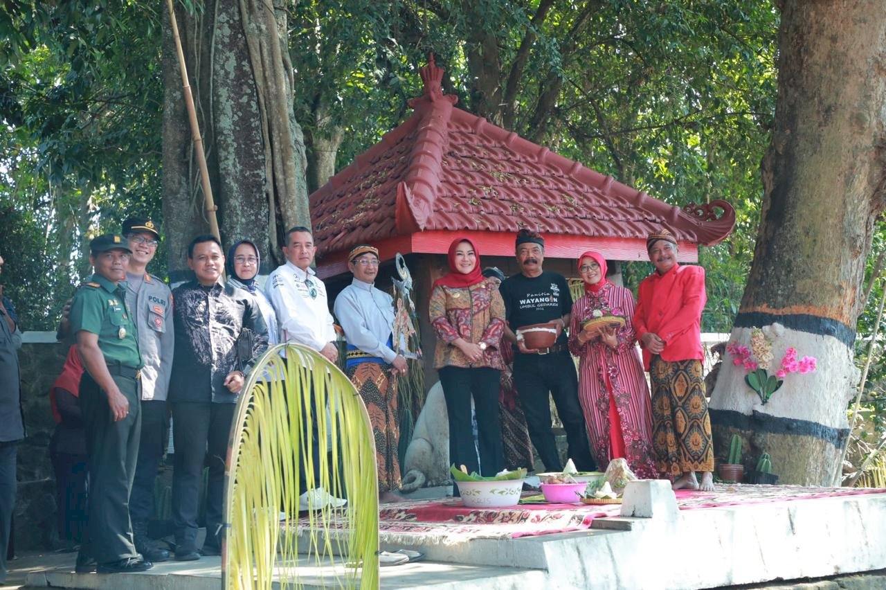 Bersih Umbul Gedaren bersama Ibu Bupati Klaten