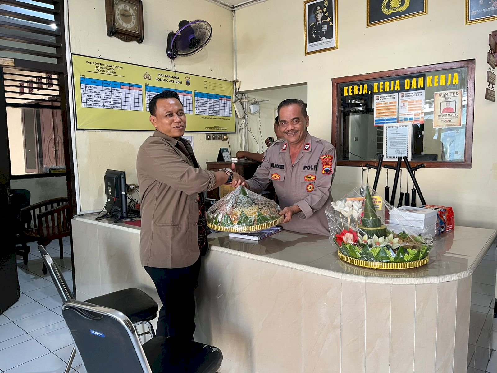 HUT Bayangkara ke 79 Camat Jatinom meberikan tumpeng Ke Polsek Jatinom Guna memperkuat Silaturohmi dan Kolabarasi Muspika