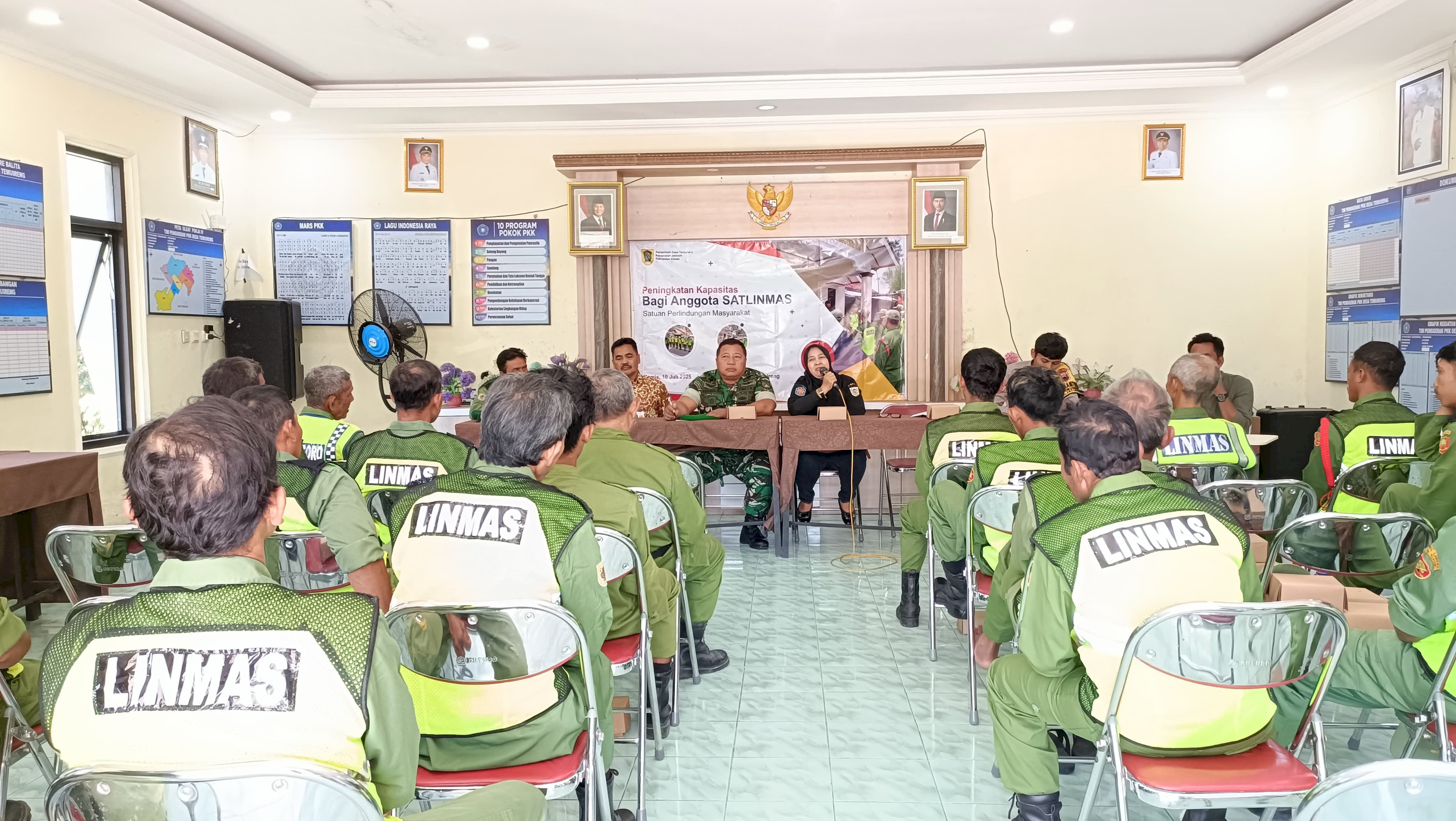 Kasi Trantib kecamatan Jatinom Febriyani Prasetyo Ambarwati, SE Memberikan Materi Peningkatan Kapasitas Satlinmas di Desa Temuireng