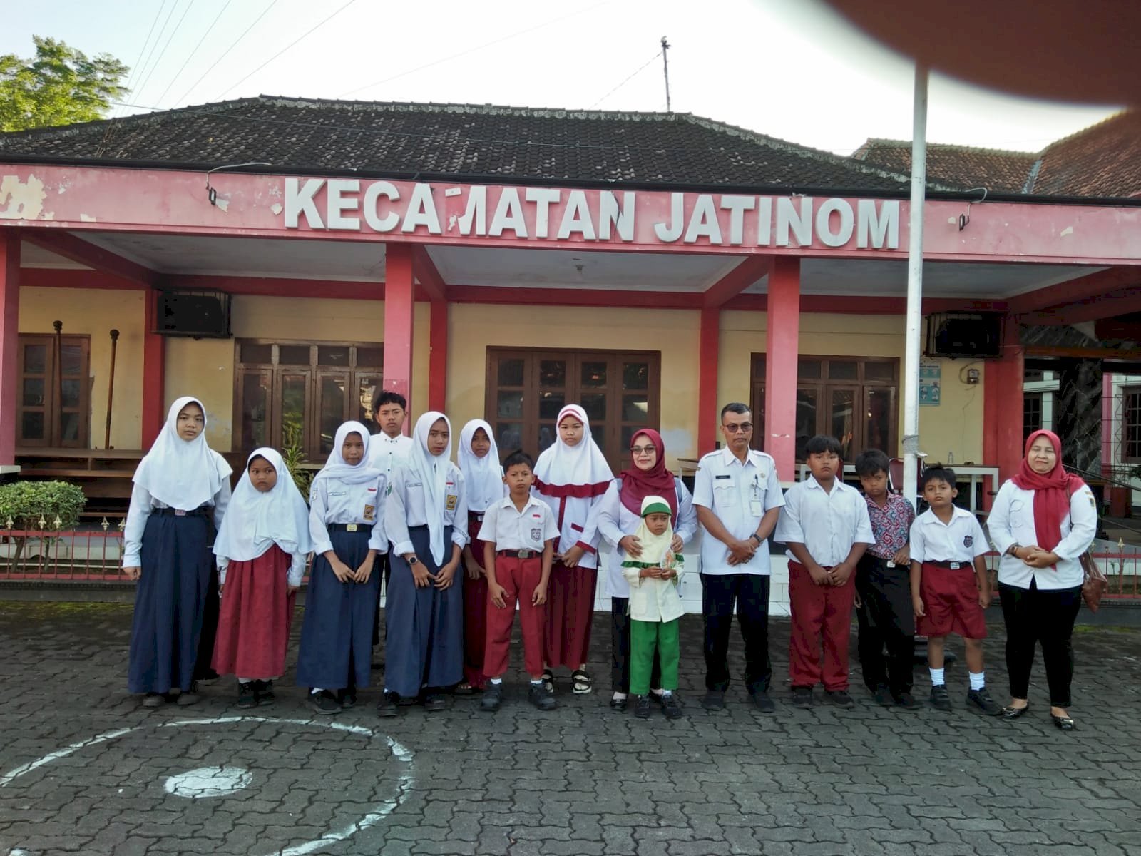 Kasi Trantib di dampingi TKSK Kecamatan Jatinom Mengatarkan anak yatim piatu di pendopo kab klaten Pemberian Bantuan