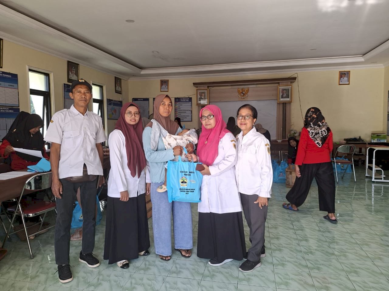 Lasono Sekalu Plt. Kasi PPM Kecamatan Jatinom Monev bantuan pangan untuk anak berisiko stunting di Desa Temuirenge