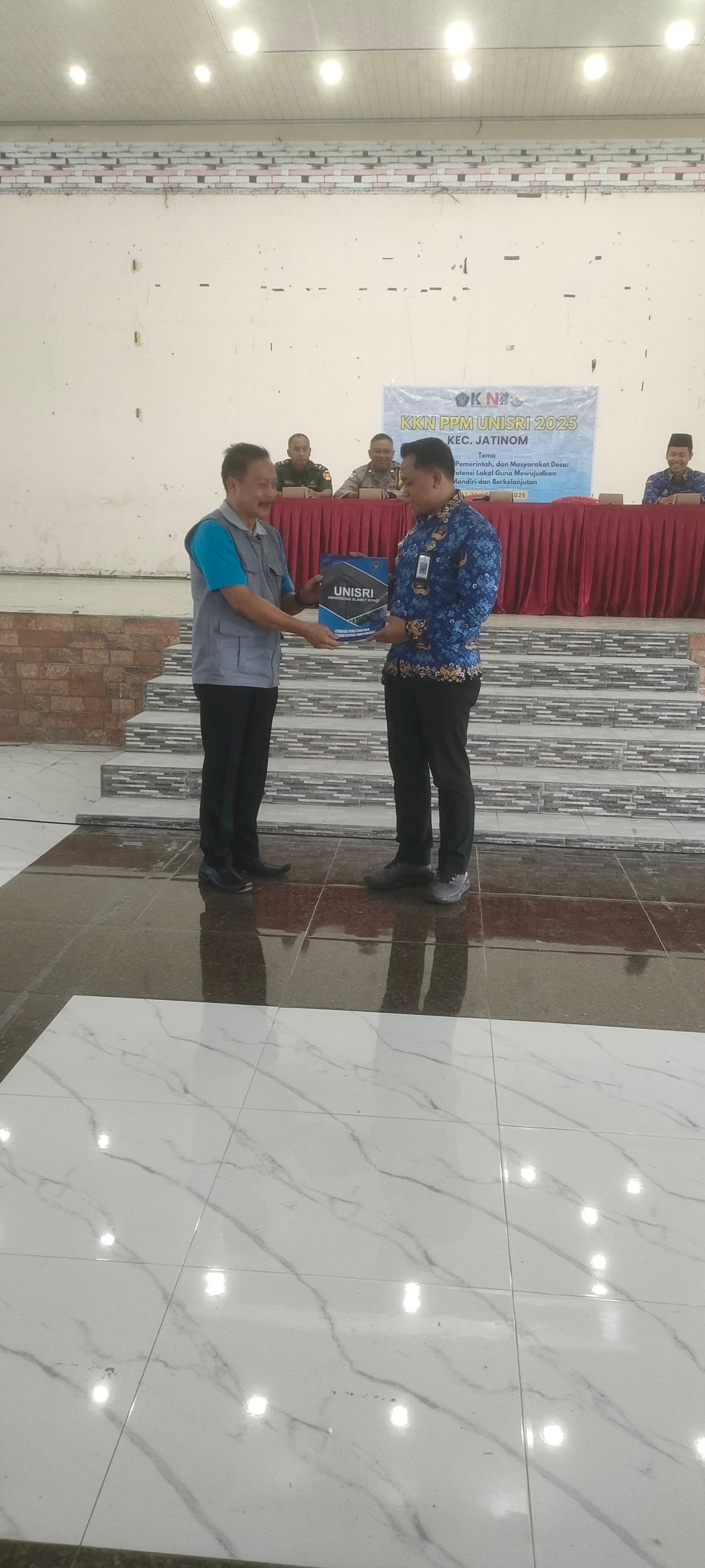 Penyerahan KKN UNISRI di gedung candra Kirana,kamis 17 juli 2025