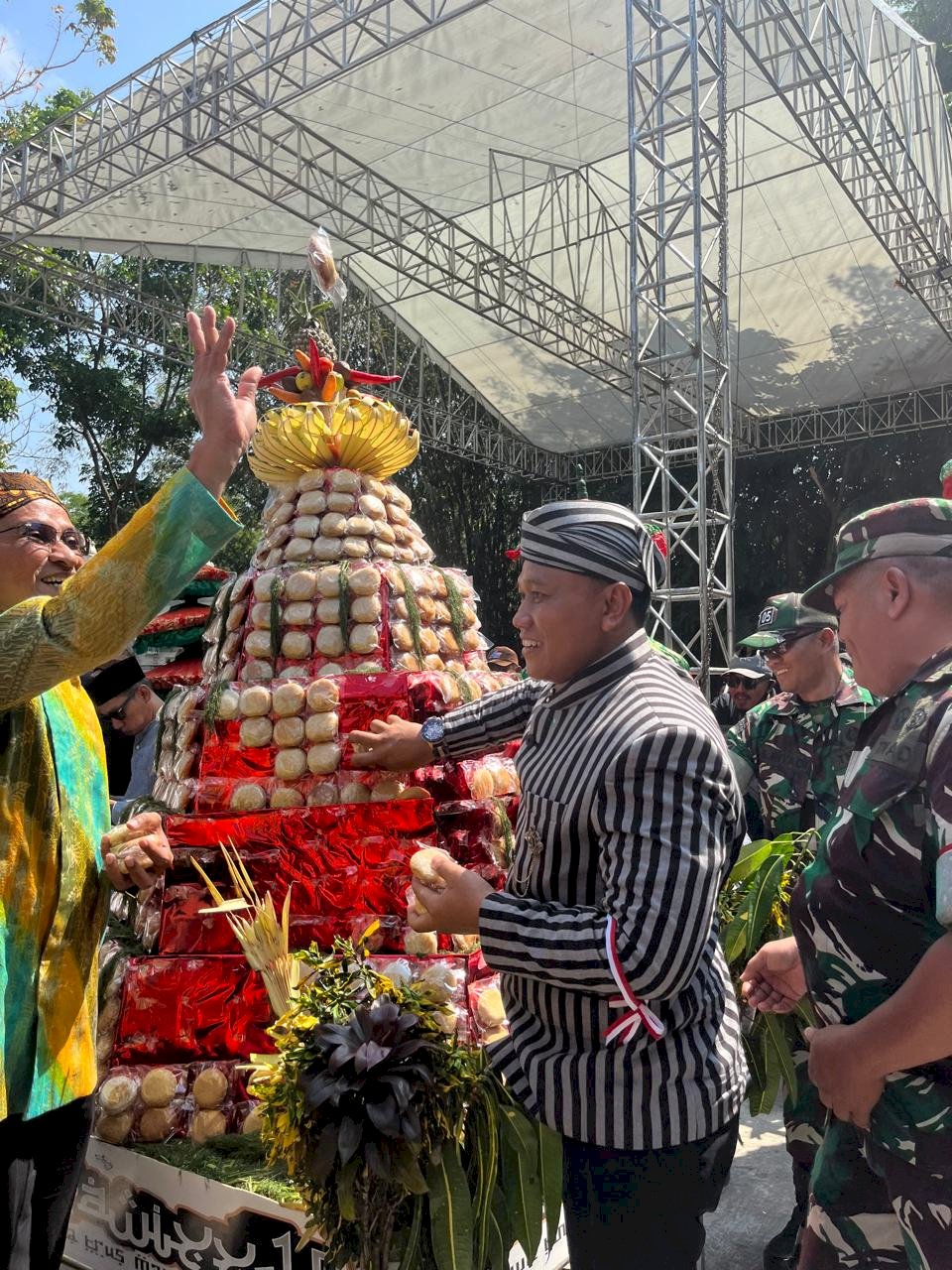 Pecah 8 Ton Apem di Sebar' Puncak Perayaan Yaa Qowiyyu 2025