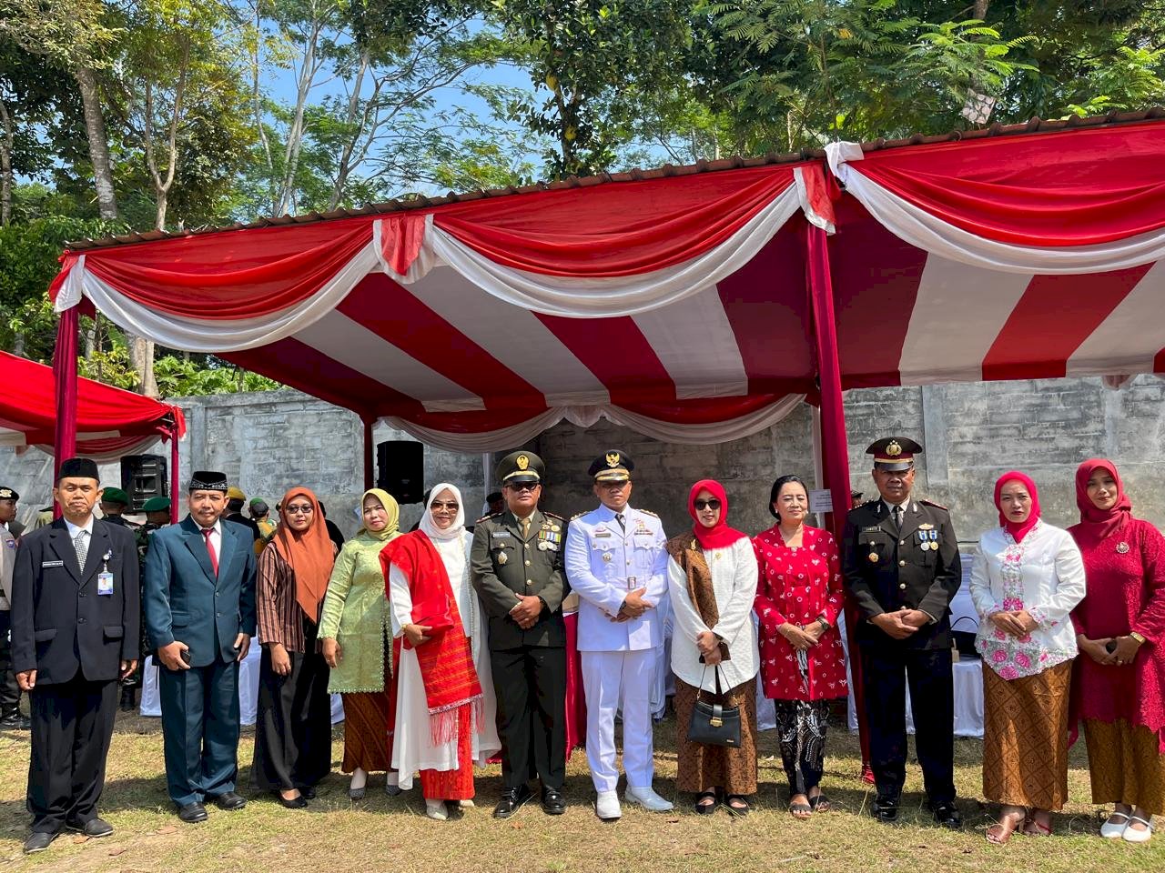 HUT RI Ke 80 Kecamatan Jatinom dengan Penuh Hikmat, dan Penerahan Bingkisan Kepada Para Veteran " Lapangan Desa Socokangsi"