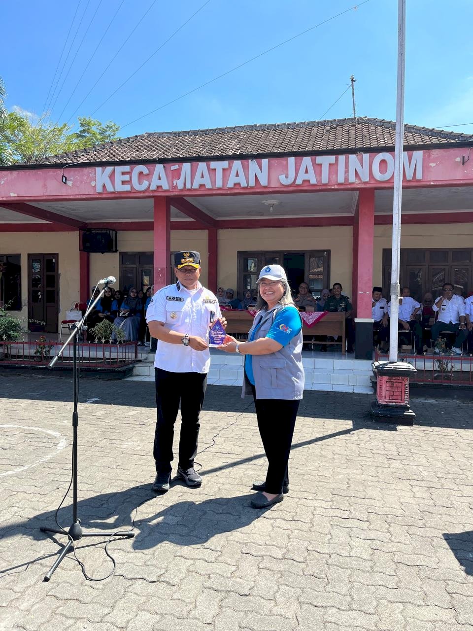 Giat hari Rabu, 27 Agustus 2025 : Pelepasan KKN Mahasiswa Universitas Slamet Riyadi Halaman Kantor Kec. Jatinom