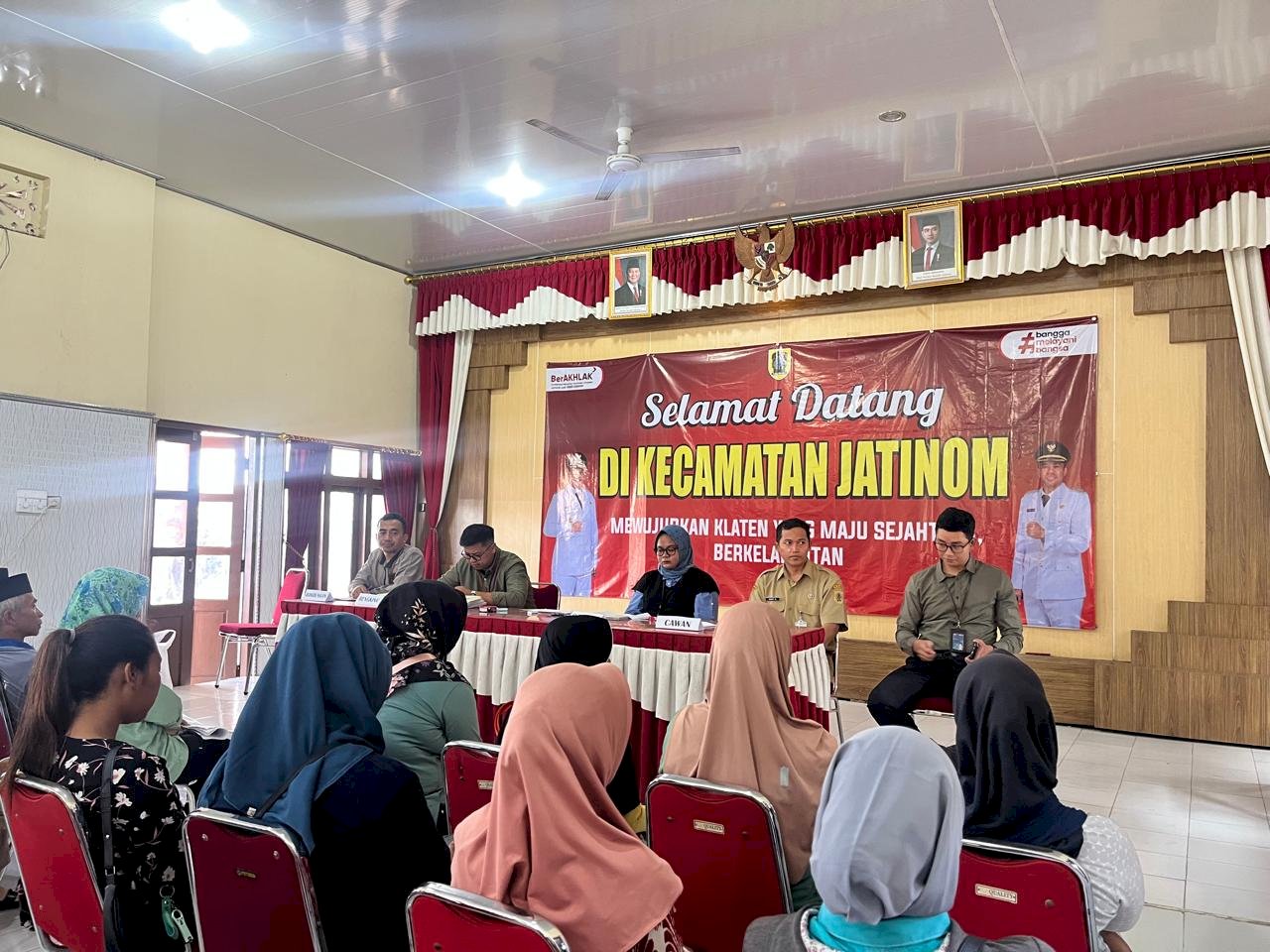 Senin, 29 September 2025 Penyerahan KKS untuk keluarga penerima manfaat Kecamatan Jatinom di Aula Kantor Kecamatan Jatinom