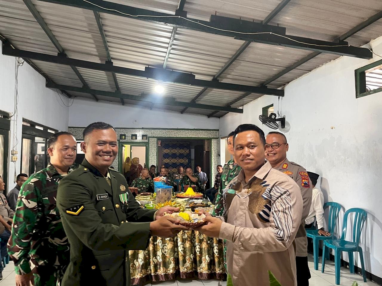Minggu, 05 Oktober 2025 Memperingati  HUT TNI ke 80 Tahun Camat Jatinom Beserta Staf di dampingi Kapolsek Jatinom dan Kepala Desa/ Lurah Sekecamatan Jatinom Memberikan Ucapan Selamat Kepada Koramil 05 Kec. Jatinom di Aula Kantor Koramil 05 Kecamatan Jatinom