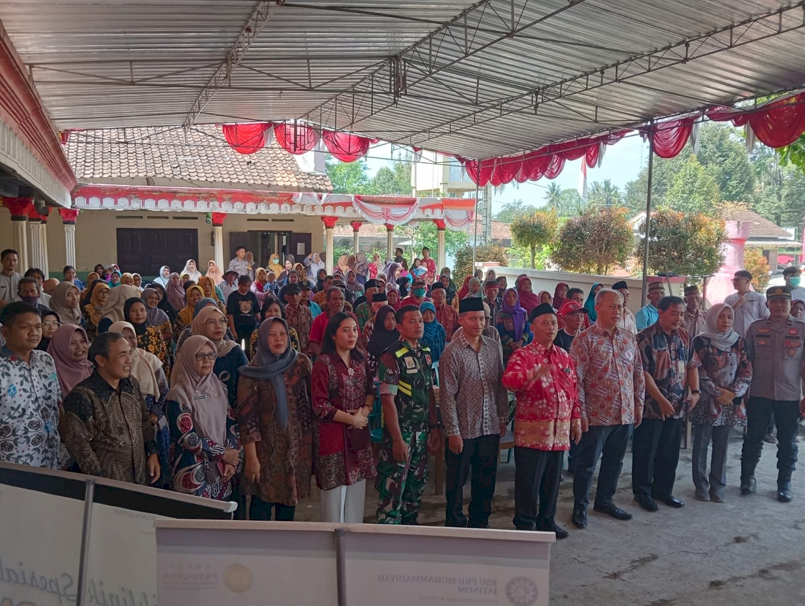 Dokter spesialis keliling di desa Beteng.