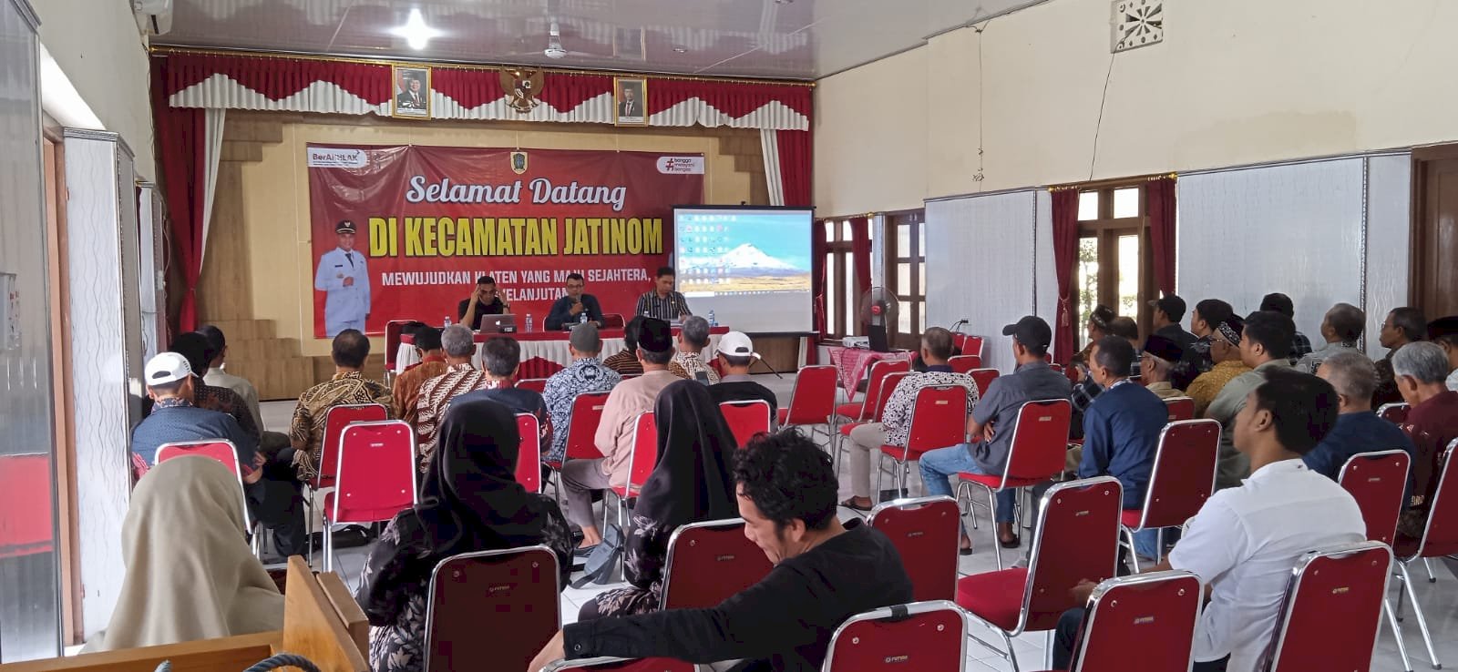 Rakor BPD se Kec Jatinom Dengan Narasumber TA PM Kab. Klaten Bp. Muhharom, di dampingi Kasi Tapem Kecamatan Jatinom Agung Setyawan, SE, rakor BPD guna Penyelarasan dan Dukungan Kepada KOPDes ' Jatinom 30 Okt 2025