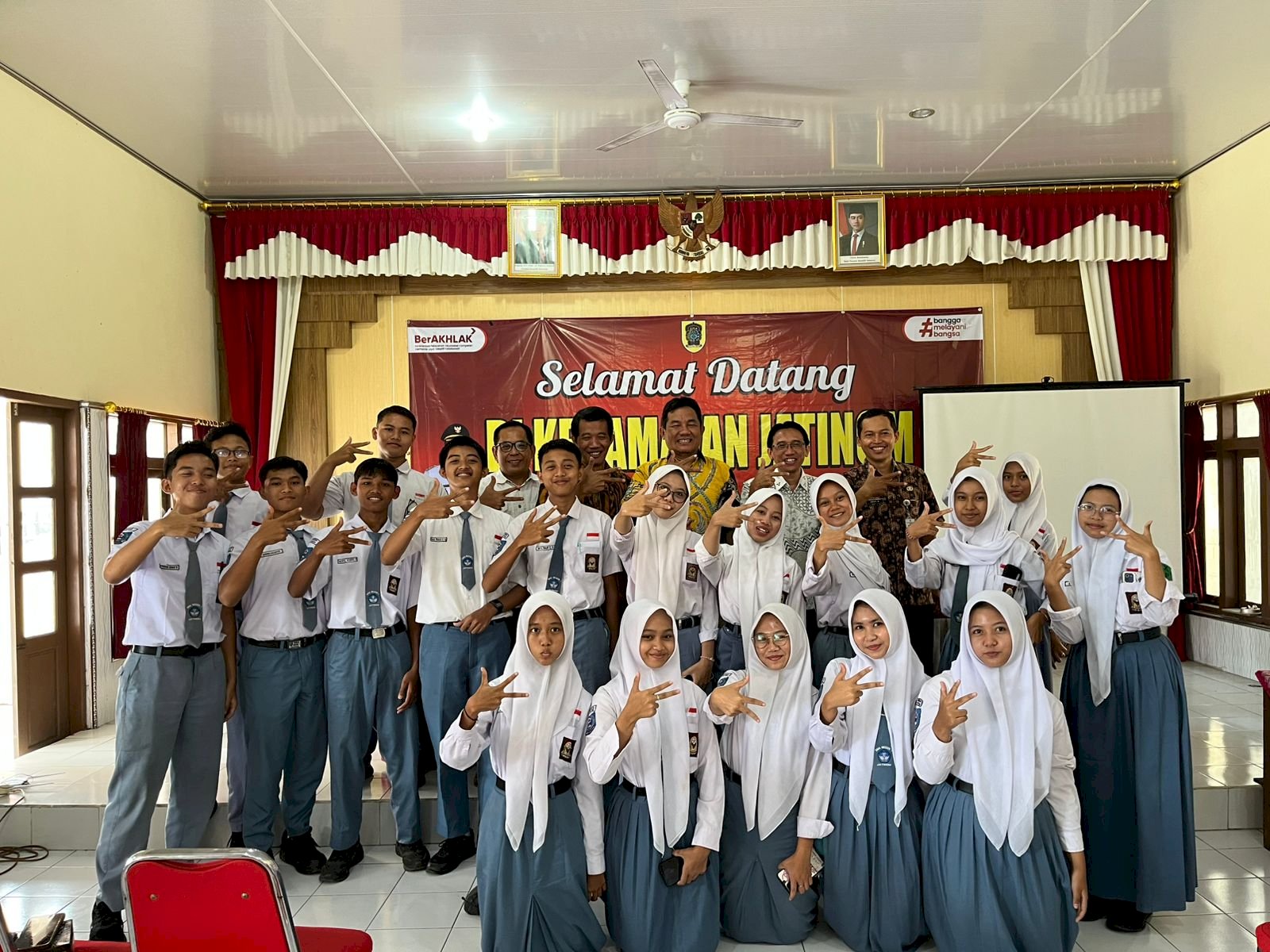 giat hari Kamis, 20 November 2025 bertempat di Aula Kecamatan Jatinom : Sosialisasi Perda Kab. Klaten No 4 Th. 2024 tentang Penanggulangan Penyakit dari Tim 1 DPRD Kab. Klaten dapil 3 dan Audiensi dari Siswa SMA N 1 Jatinom