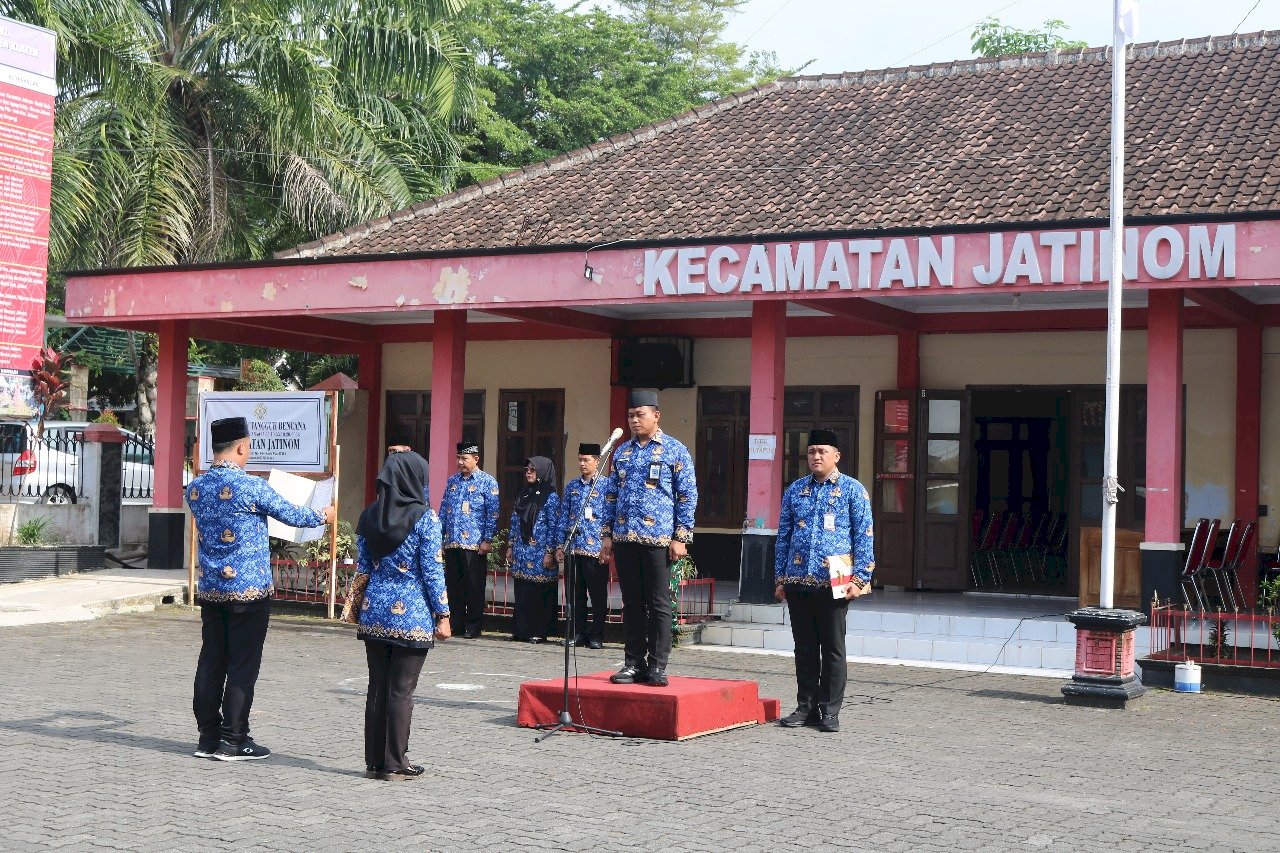 Senin, 1 Desember 2025 bertempat di Halaman Kecamatan Jatinom : Upacara HUT KORPRI Ke 54 Tahun 2025