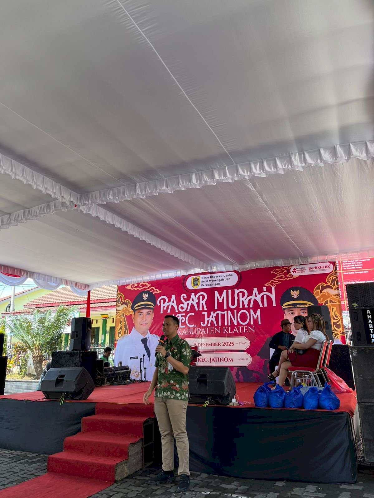 umat, 5 Desember 2025 bersama Wakil Bupati Klaten Kegiatan Pasar Murah diHalaman Kecamatan Jatinom