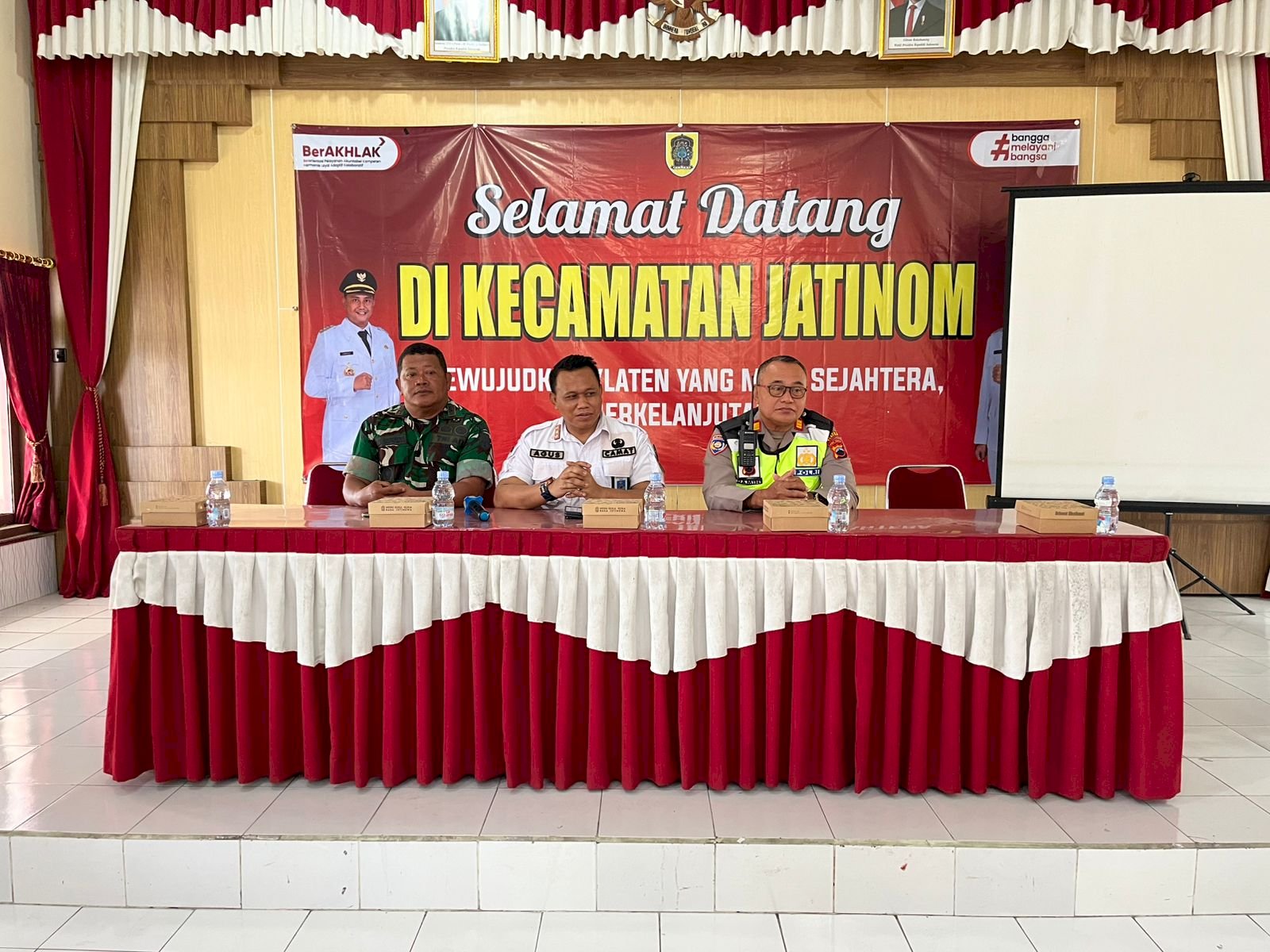  Rabu 24 Desember 2025 : Rapat koordinasi Natal dan Persiapan Tahun baru 2026 ‘ Halaman kantor Kecamatan Jatinom dan dilanjutkan pengecekan Tempat ibadah di gereja Bandungan