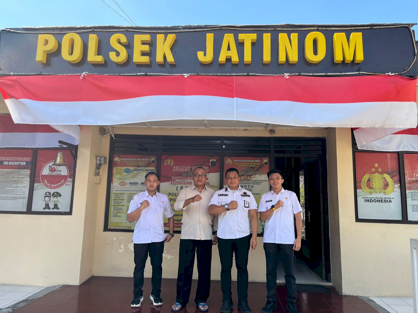 HUT bhayangkara ke 80' Rabu 1 Juli 2026 Camat Jatinom Bp. Agus Sunyata,S.SiT,MH bersama Staf kecamatan merayakan hut bayangkara di Polsek Jatinom, di sambut Bp. Damin Kapolsek Jatinom 
