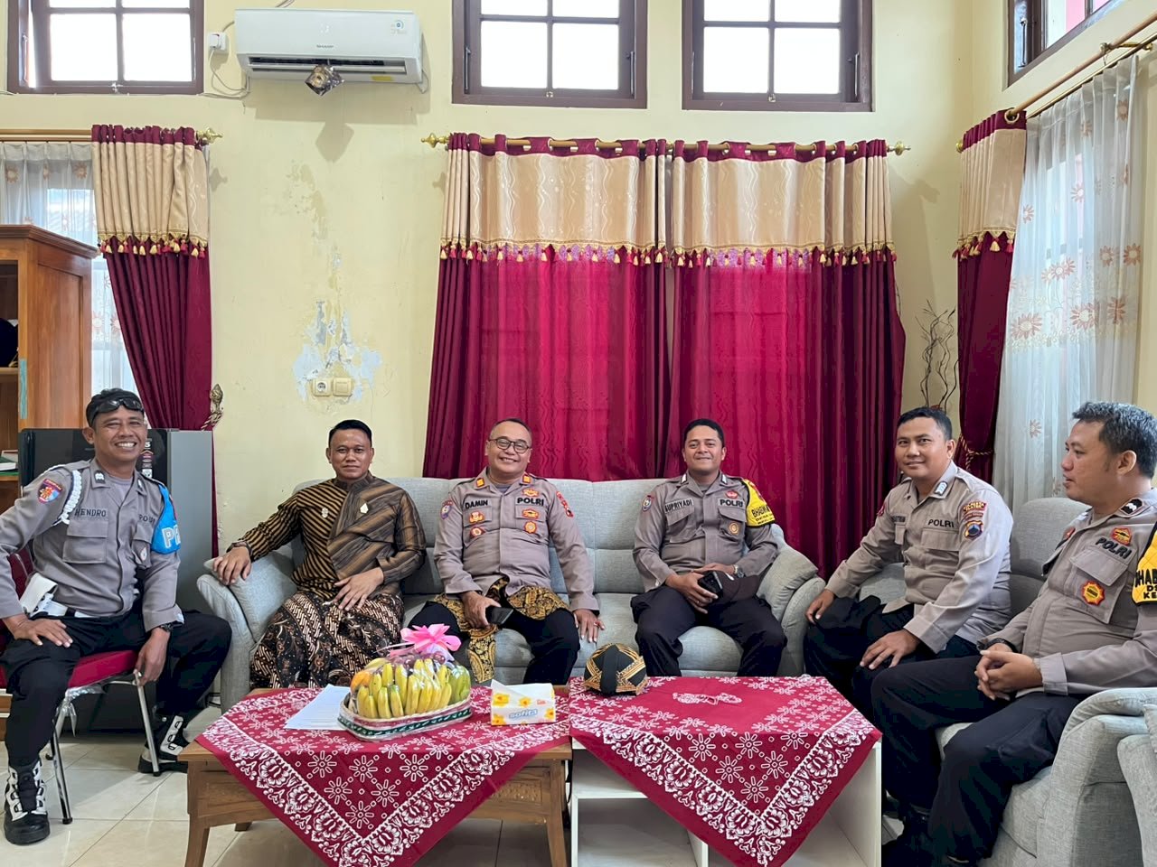 Harmonisasi Kapolsek Jatinom Bersama anggota  memberikan kejutan kepada Camat jatinom  dalam rangka Hari Jadi Kab. Klaten yang ke 222
