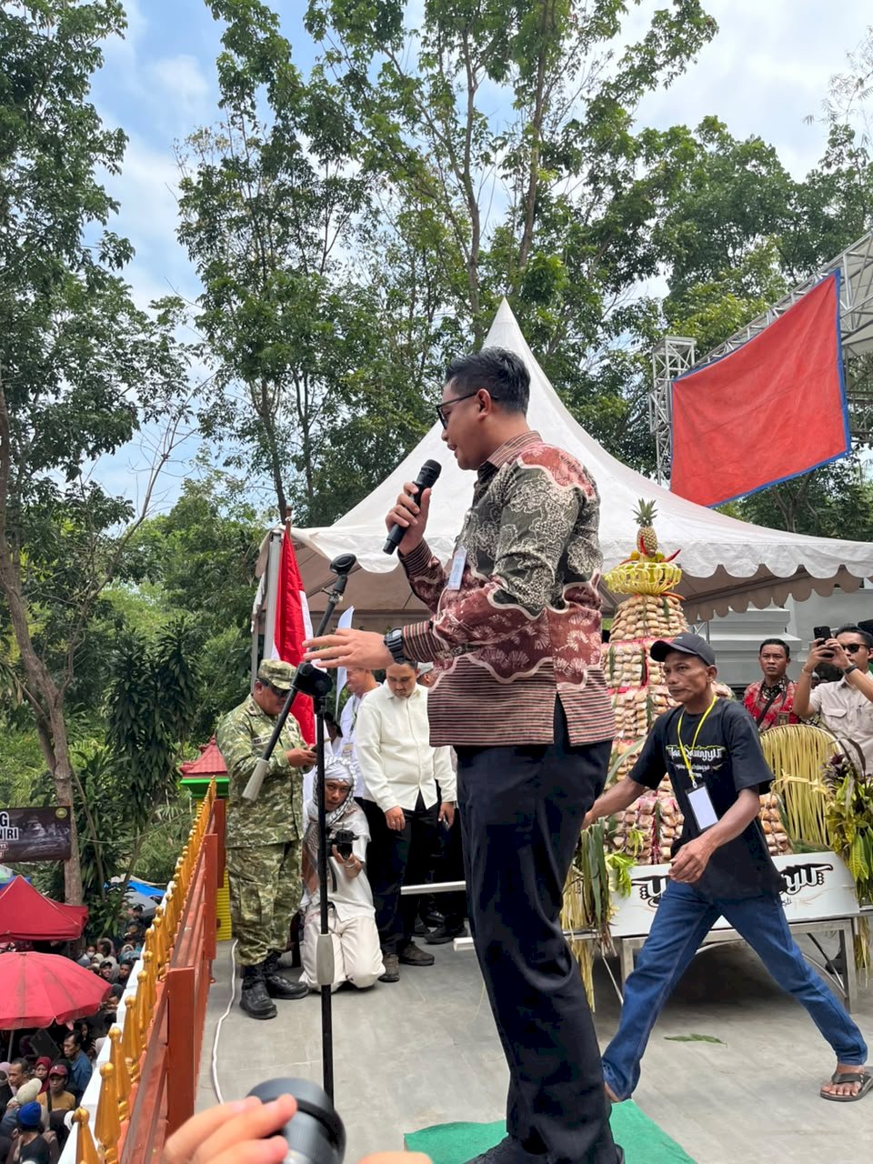 Alhamduliah gelar grebeg Apem Yaa Qowiyyu 2026 berjalan dengan lancar' seberat 6,5 ton apem di sebar Jumat 31 Juli 2026 Puncak Perayaan Yaa Qowiyyu Tahun 2026 di Dengan rute Halaman Kecamatan Jatinom - Klampeyan