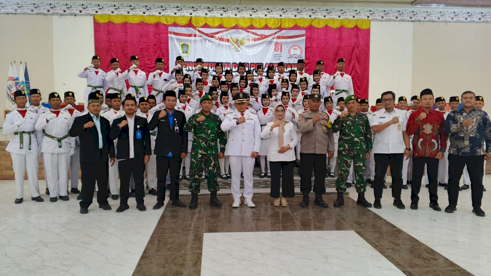 Rabu, 12 Agustus 2026 Camat Agus Sunyata, S.SiT,MH Mengkukuhkan Pasukan Pengibar bendera (Paskibraka) Tingkat Kecamatan Jatinom di Gedung candra Kirana 